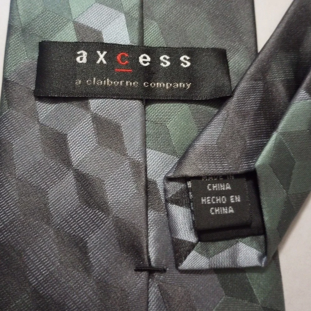 Axcess Claiborne Mens Silk Tie Gray Green Geometric 3D Cube Pattern Necktie